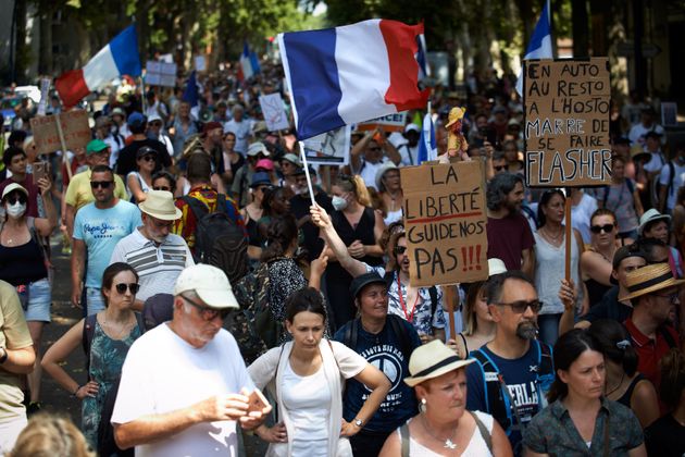 Toulouse, le 14 août 2021: Des milliers de manifestants sont descendus dans la rue à Toulouse contre la vaccination rendue quasi obligatoire et contre le pass sanitaire après le discours de Macron du 12 juillet. Plus de 220 000 personnes ont manifesté dans toute la France. (Photo by Alain Pitton/NurPhoto via Getty Images)