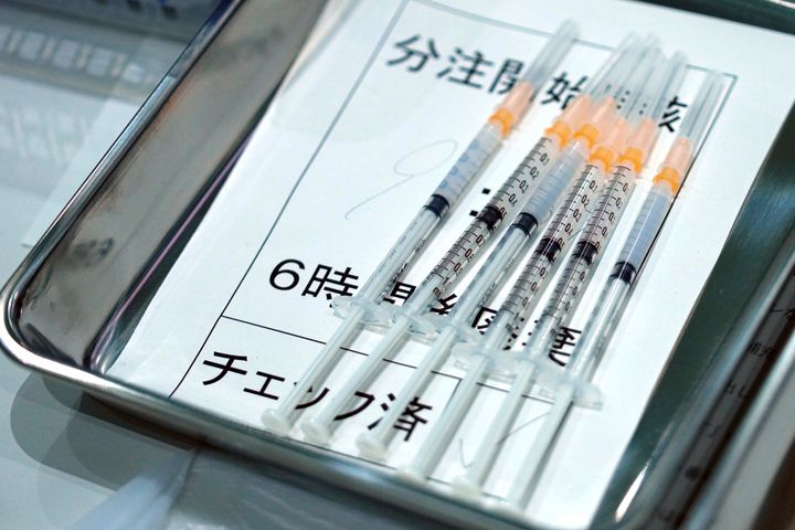 Σύριγγες με εμβόλια της Moderna σε εμβολιαστικό κέντρο για νομαρχιακούς υπαλλήλους της Μητρόπολης του Τόκιο.