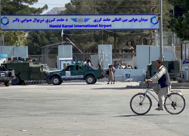 Des talibans devant l'une des portes de l'aéroport Hamid Karzaià Kaboul le 27 août 2021. REUTER/Stringer...