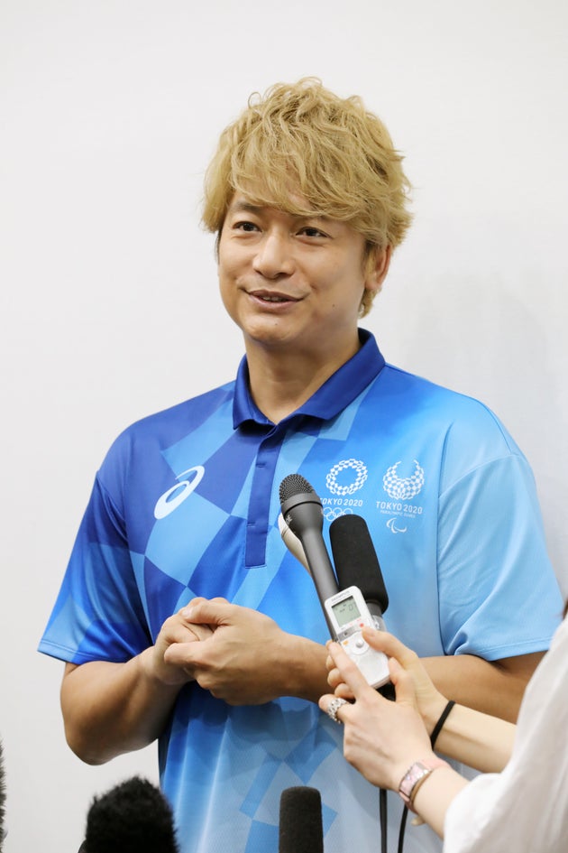 香取慎吾さん パラ表彰式で選手にメダル授与 おめでとう ありがとう と声をかける姿に反響 動画 ハフポスト 香取慎吾さん パラ表彰式で選手にメダル授与 おめでとう ありがとう と声をかける姿に反響 動画 ハフポスト