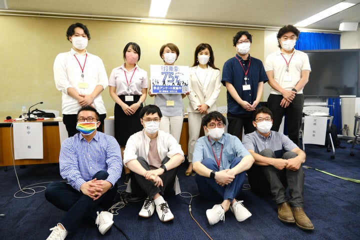 「目指せ!投票率75%」実行委員会のメンバーやアドバイザー。(左上から時計回りに)NPO法人ドットジェイピーの細谷柊太さん、尾上瑠菜さん、NPO法人キッズドア理事長の渡辺由美子さん、選択的夫婦別姓・全国陳情アクション事務局長の井田奈穂さん、認定NPO法人自立生活サポートセンター・もやい理事長の大西連さん、立教大学大学院特任教授の宮本聖二さん、模擬選挙推進ネットワーク代表・事務局長の林大介さん、日本若者協議会代表理事の室橋祐貴さん、チキラボ代表の荻上チキさん、NPO法人グッド・エイジング・エールズ代表の松中権さん
