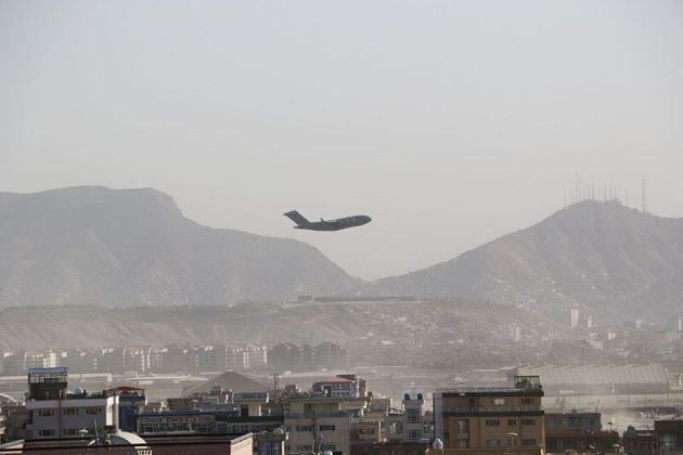 Un avion américain quitte l'aéroport de Kaboul, en Afghanistan, le 27 août