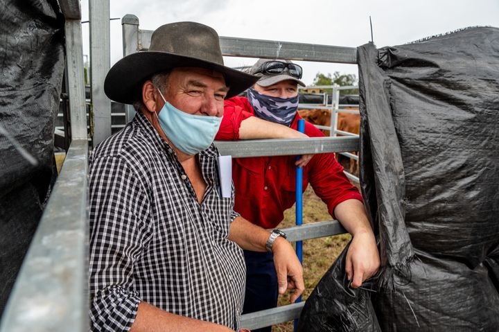 Aυστραλοί κτηνοτρόφοι με μάσκες στο Ραπβιλ της Νέας Νότιας Ουαλίας