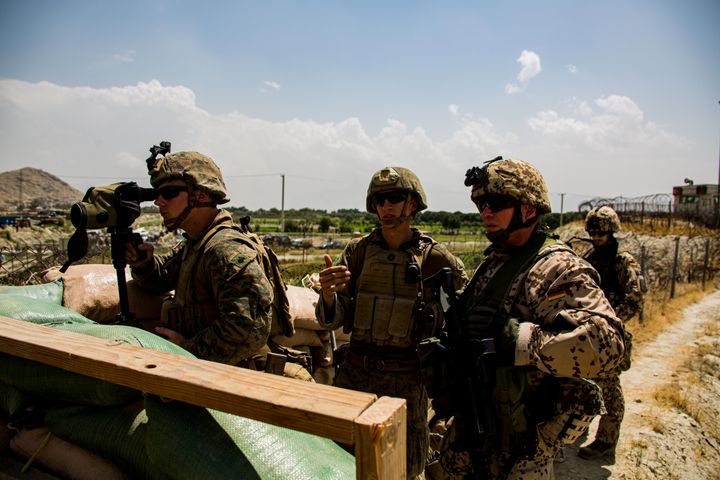 Αμερικανοί στρατιώτες περιφριρούν πύλη εισόδου στο αεροδρόμιο της Καμπούλ