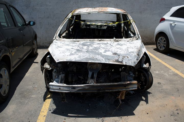To απανθρακωμένο αυτοκίνητο του πρέσβη στο Ρίο ντε Τζανέιρο