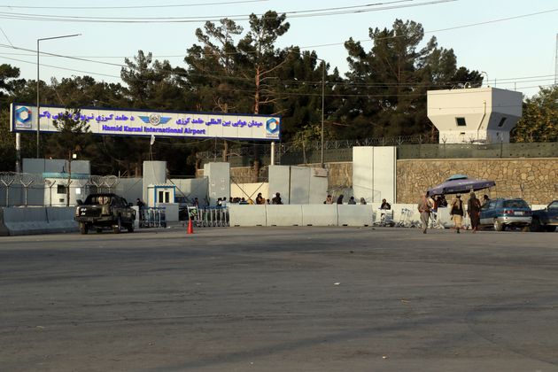 Photo prise le 18 août 2021 devant l'aéroport de Kaboul en Afghanistan où les talibans patrouillent 2021. (AP Photo/Wali Sabawoon)