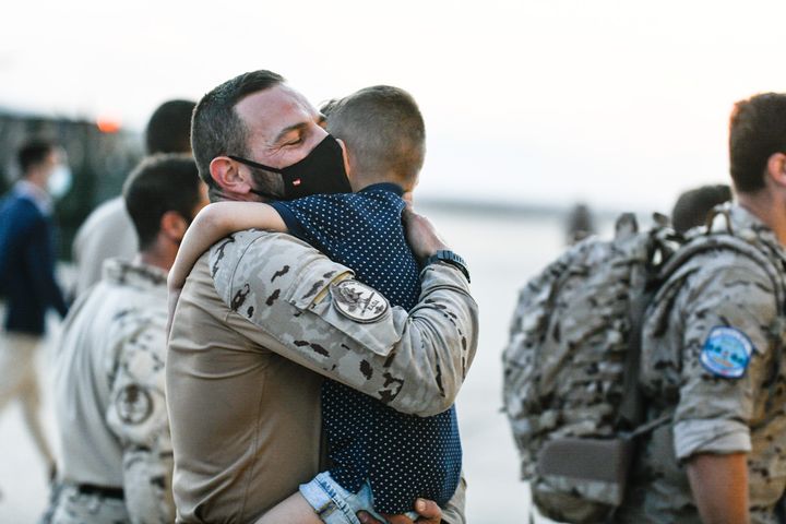 El hijo de un militar español en Afganistán se abraza a su padre a su llegada a Zaragoza.