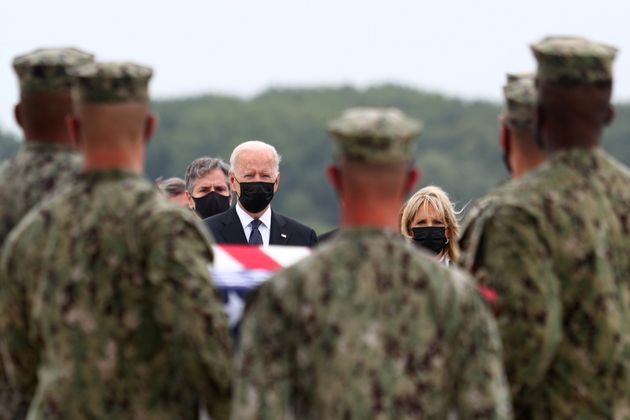 Joe et Jill Biden sur la base aérienne de Dover, dans le Delaware aux États-Unis, le 29 août 2021.