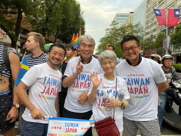 2016年と2019年に、両親（中央）と「台湾LGBTプライド（Taiwan LGBT Pride）」に参加、左は友人で東京レインボープライド共同代表理事の杉山文野さん