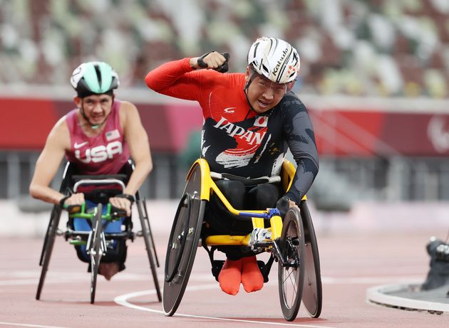 陸上男子1500メートル（車いすＴ52）で優勝しガッツポーズする佐藤友祈＝8月29日、東京・国立競技場