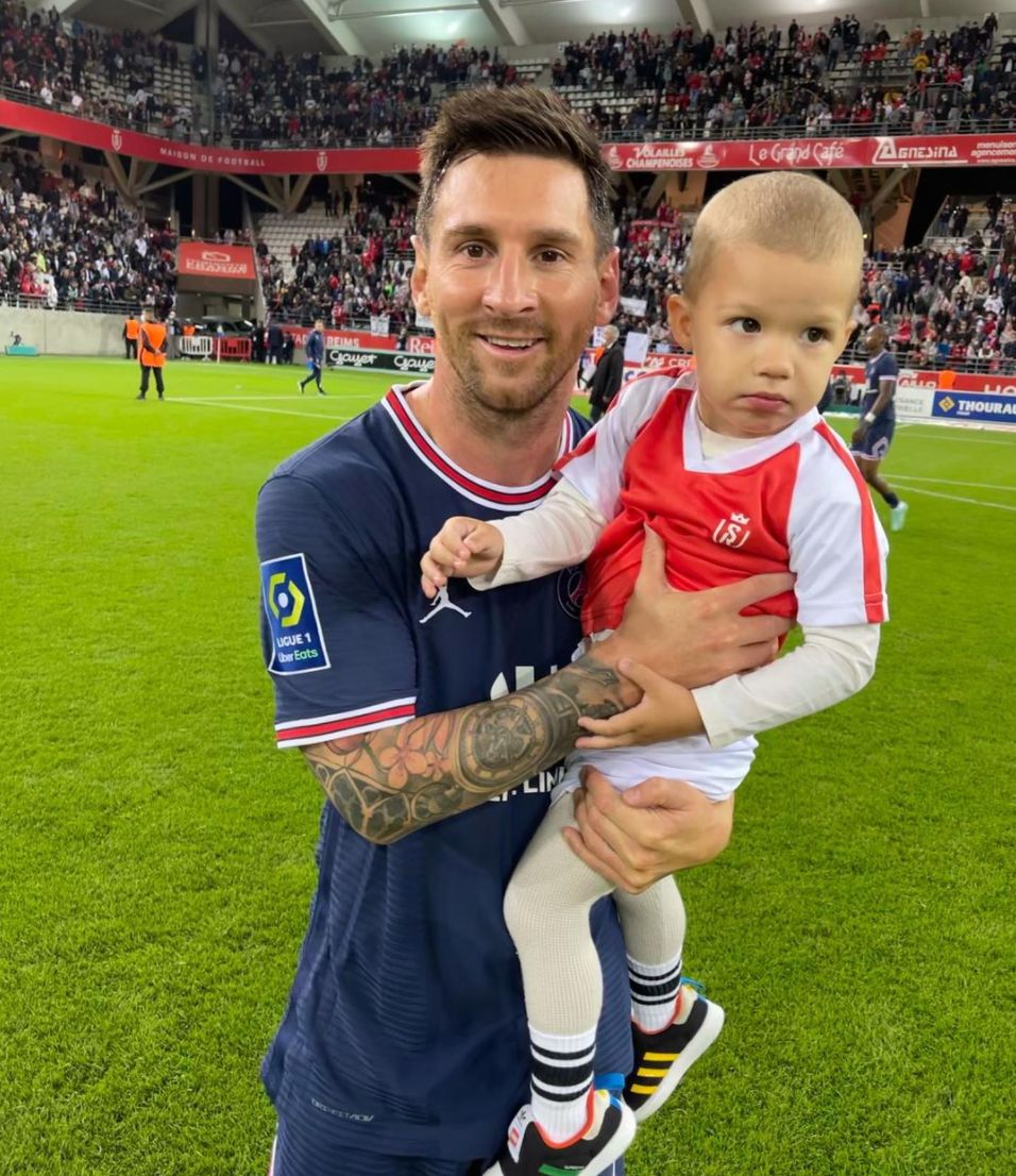 Reims-PSG: le gardien rémois fait poser son fils en photo avec Messi après le match