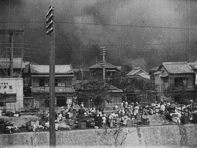 地震発生直後に今川小路付近で発生した火が北へと延焼している。多くの避難民が坂を上って靖国神社方面へ移動したり、下の牛ケ淵沿いの広場に留まる姿がみられる。