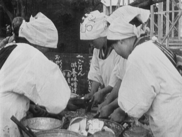 東京市社会局と桜楓会（日本女子大学の同窓会）による児童救護活動。撮影は、上野公園竹の台のバラック付近で行われたと思われる。