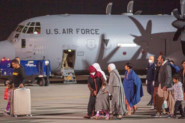 Oικογένειες Αφγανών που οι ΗΠΑ μετέφεραν αεροπορικώς στη Πρίστινα (AP Photo/Visar Kryeziu)