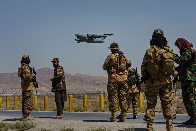 Un C-17 Globemaster décollant de l'aéroport international Hamid Karzai de Kaboul, en Afghanistan, le 29 août 2021