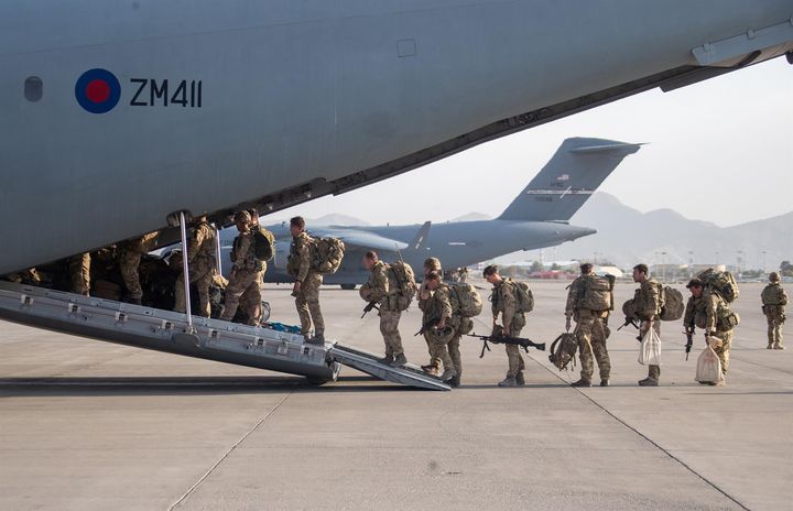 Soldados de EEUU se suben a un avión para abandonar Afganistán