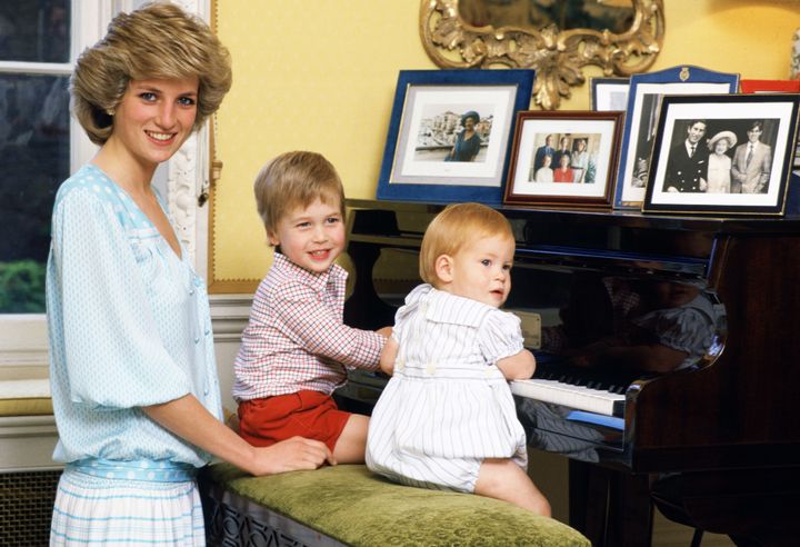 ケンジントン宮殿で撮影された一枚。ピアノの前に座るウィリアム王子とヘンリー王子とダイアナ妃