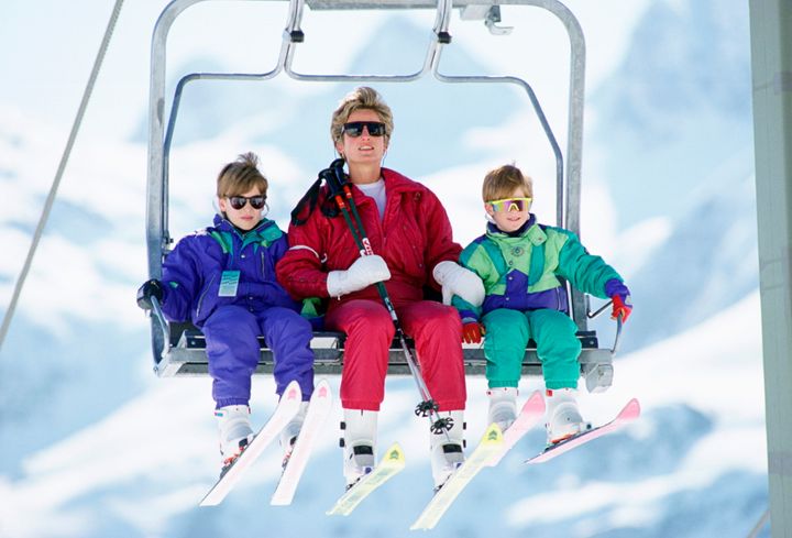 休暇にはオーストリアにスキーへ。3人でリフトに乗っている貴重なショット