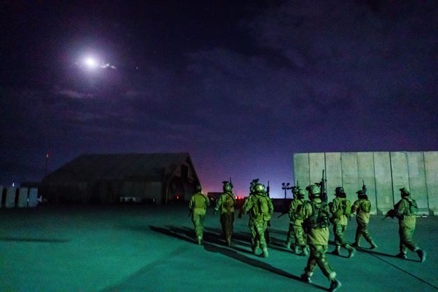 Ταλιμπάν που φέρουν αμερικανικό εξοπλισμό, οπλισμό κ.λπ. στο αεροδρόμιο της Καμπούλ από όπου αναχώρησε η τελευταία στρατιωτική πτήση στην οποία επέβαιναν στρατιώτες των ΗΠΑ. 