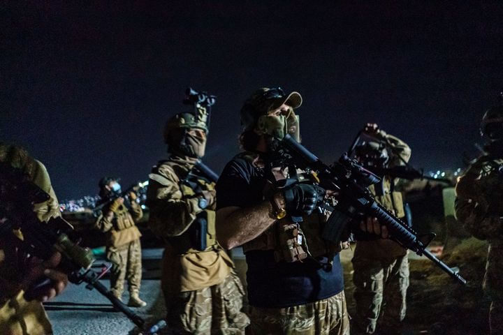 Ταλιμπάν που φέρουν αμερικανικό εξοπλισμό, οπλισμό κ.λπ. στο αεροδρόμιο της Καμπούλ από όπου αναχώρησε η τελευταία στρατιωτική πτήση στην οποία επέβαιναν στρατιώτες των ΗΠΑ. 