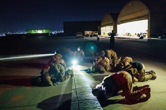 Προσευχή Ταλιμπάν στο αεροδρόμιο της Καμπούλ λίγο μετά την αποχώρηση των τελευταίων Αμερικανών στρατιωτών. 