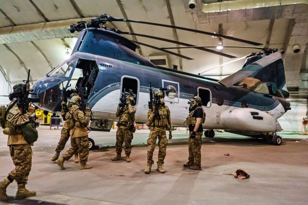 Μαχητές Ταλιμπάν από τη μονάδα Fateh Zwak με αμερικανικά όπλα, εξοπλισμό και στολές, εισβάλουν στο Διεθνές Αεροδρόμιο της Καμπούλ, την Τρίτη 31 Αυγούστου 2021.