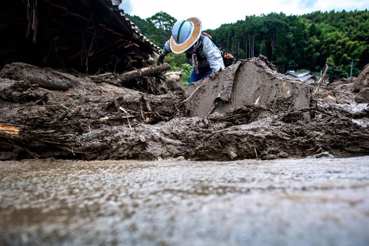 大雨による土砂崩れの現場で作業する建設会社の社員＝2021年8月15日、佐賀県神埼市