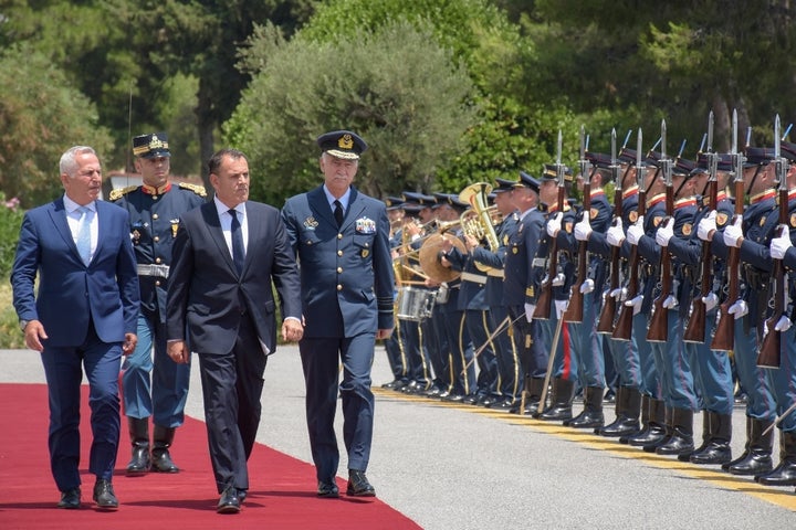 Δύο χρόνια μετά, ο Ευάγγελος Αποστολάκης επιστρέφει σε γνώριμα μέρη...Εδώ στιγμιότυπο από την τελετή παράδοσης - παραλαβής στο υπουργείο Άμυνας, την ημέρα που παρέλαβε ο Νίκος Παναγιωτόπουλος. ΤΡΙΤΗ 9/7/2019.(Eurokinissi/ΓΡΑΦΕΙΟ ΤΥΠΟΥ ΥΠ.ΕΘΝΙΚΗΣ ΑΜΥΝΑΣ)