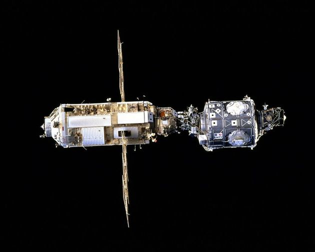 Les deux 1ères morceaux (russe-Zarya et US-Unity) de la Station spatiale internationale assemblées en 1998 pour donner ce qui deviendra le plus grand objet fabriqué par l'homme dans l'espace.