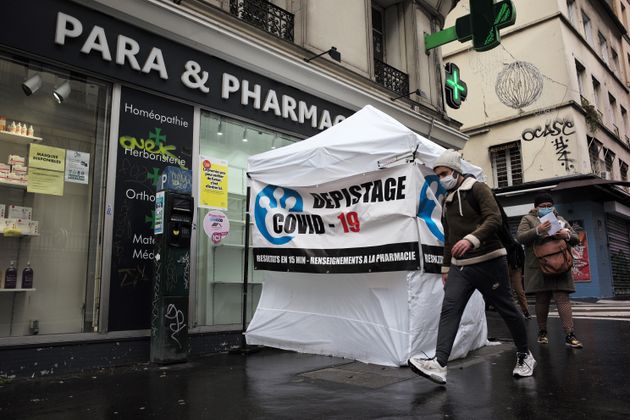 Photo prise en décembre 2020, devant une pharmacie parisienne avec une tente pour le dépistage Covid.(Photo by Antoine Gyori /Corbis via Getty Images)