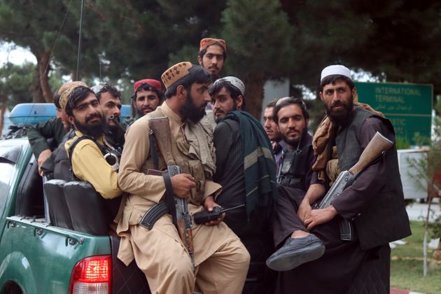 Ce qui attend les talibans désormais seuls aux commandes de l'Afghanistan (Photo d'illustration: des talibans arrivent à l'aéroport de Kaboul après le départ des Américains le 31 août 2021 par AP Photo/Khwaja Tawfiq Sediqi)