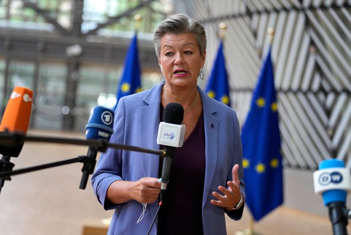 Η Ευρωπαία Επίτροπος Εσωτερικών Υποθέσεων Ylva Johansson μιλά στους δημοσιογράφους καθώς φθάνει για την συνάντηση των υπουργών Δικαιοσύνης και Εσωτερικών της ΕΕ στο κτίριο του Ευρωπαϊκού Συμβουλίου στις Βρυξέλλες, - Τρίτη, 31 Αυγούστου 2021.