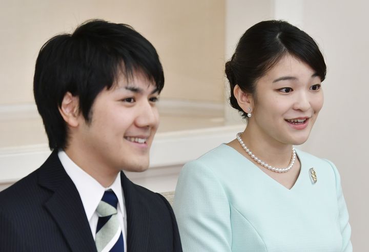 秋篠宮家の長女眞子さま（右）と小室圭さん（左）＝2017年09月03日