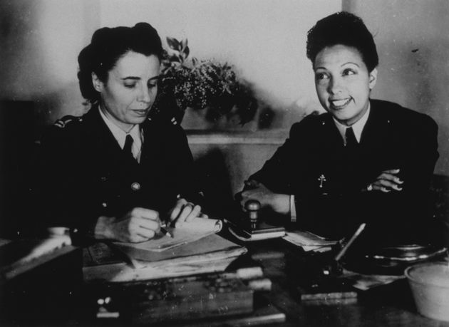 L'artiste, danseuse et chanteuse d'origine américaine Joséphine Baker (1906-1975), à droite, en tant que volontaire dans les auxiliaires de l'air des femmes françaises libres, vers 1940. (Photo by Hulton Archive/Getty Images)