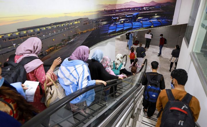 Αφγανοί πολίτες φτάνουν στο Μεξικό για να υποβάλουν αίτηση για ανθρωπιστική ιδιότητα στο Διεθνές Αεροδρόμιο Benito Juarez στην Πόλη του Μεξικού