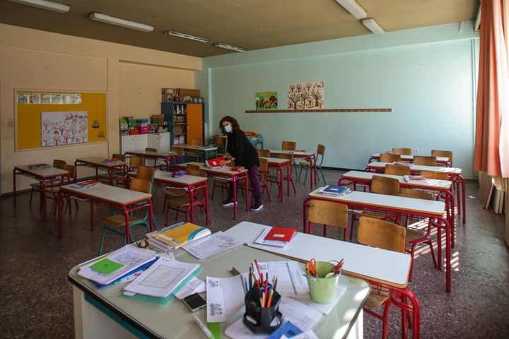 ATHENS, GREECE - NOVEMBER 16: Teacher in an empty classroom at a closed primary school amidst new lockdown guidelines to help combat the coronavirus (Covid-19) pandemic, on November 16, 2020 in Athens, Greece. At almost 3000 new infection cases recorded daily, the Greek government announced new measures to curb the spread of the coronavirus. Primary schools, kindergartens and nurseries will close until the end of the month due to the upsurge in cases. (Photo by Milos Bicanski/Getty Images)