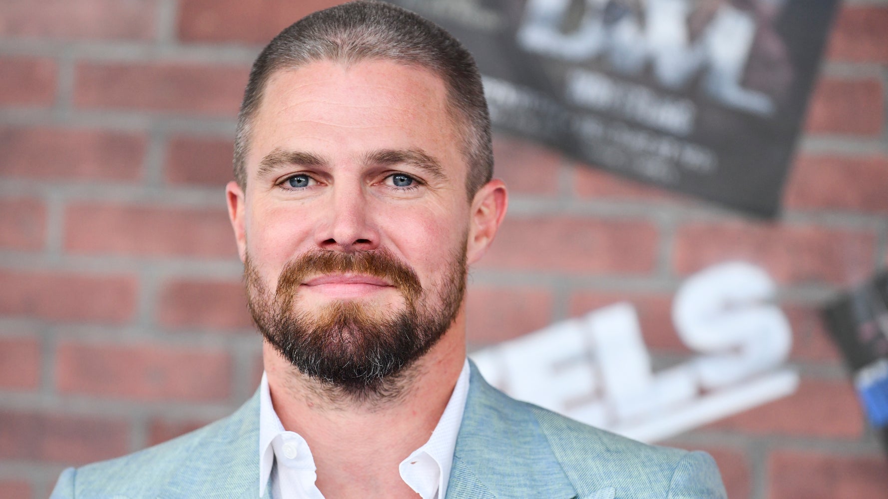 Stephen Amell faces “really embarrassing” behavior during the flight