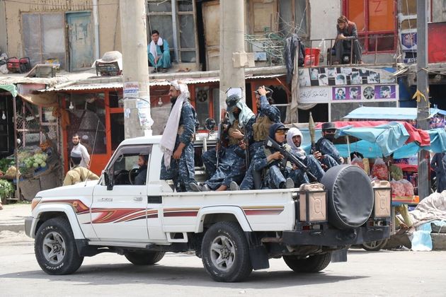 Les talibans appellent le Panchir a se rendre après l'échec des négociations (Photo d'une patrouille de talibans à Kaboul le 1er septembre par Haroon Sabawoon/Anadolu Agency ervia Getty Images)