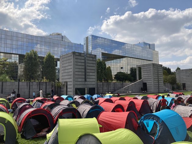 Un camp de 500 migrants, notamment Afghans, s'installe devant la préfecture d'Île-de-France (Photo par Utopia 56 Charity Association/Anadolu Agency via Getty) Images)