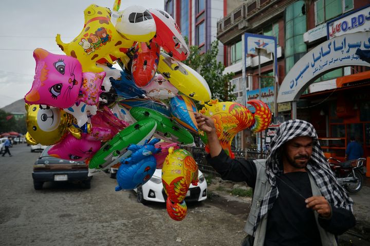 Πωλητής μπαλονιών σε δρόμο της Καμπούλ. 