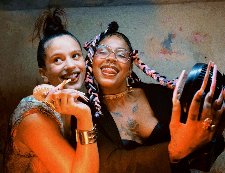 Fotografía cedida por Elissa Salas donde aparece la cantante española Rosalía (i) y la dominicana Tokischa durante la filmación del vídeo del tema "Linda".