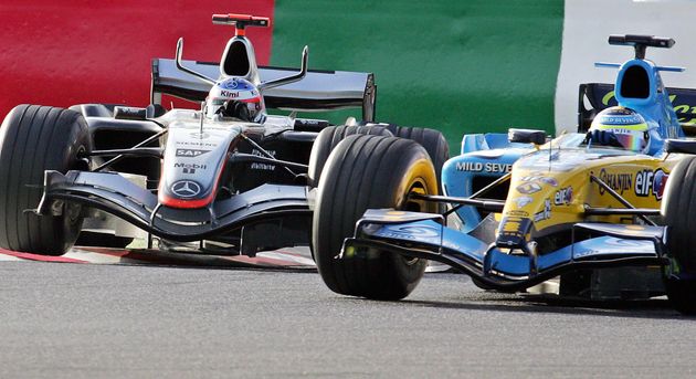 2005年F1日本GP決勝終盤で、先頭を走るフィジケラ選手（右）に追い抜きを仕掛けるライコネン選手（2005年10月9日撮影）