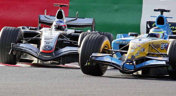 2005年F1日本GP決勝終盤で、先頭を走るフィジケラ選手（右）に追い抜きを仕掛けるライコネン選手（2005年10月9日撮影）