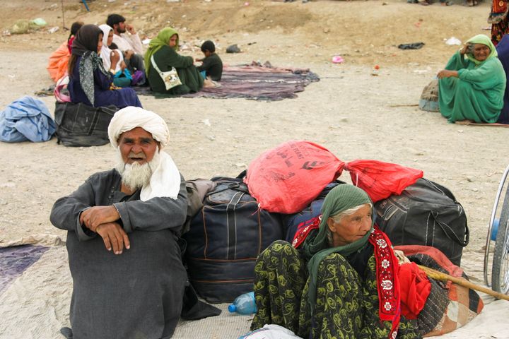 Ζευγάρι ηλικιωμένων Αφγανών, με τα λιγοστά υπάρχοντά τους, που κατάφερε να περάσει στο Πακιστάν (1/9/2021).