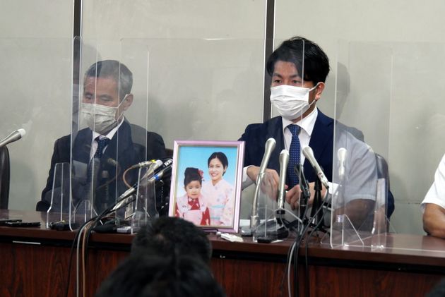 司法記者クラブで会見を開いた遺族の松永拓也さん（右）と上原義教さん（9月2日撮影）