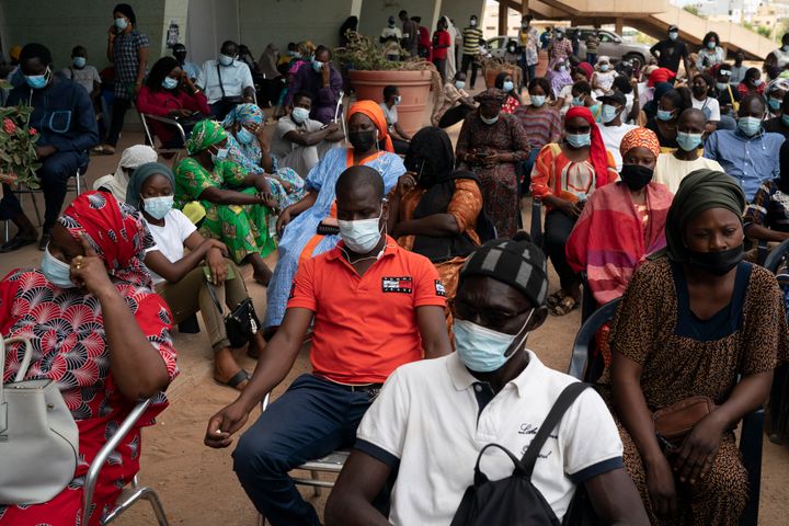 28 Ιουλιου 2021. Αφρικανοί περιμένουν για να εμβολιαστούν με το εμβόλιο Johnson & Johnson COVID-19 σε στάδιο στο Ντακάρ της Σενεγάλης. Για τις αφρικανικές χώρες, η προμήθεια του εμβολίου αποτελεί συνεχή αγώνα δρόμου. (AP Photo/Leo Correa)