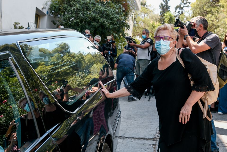 Πλήθος κόσμου έξω από το σπίτι του Μίκη Θεοδωράκη για το ...