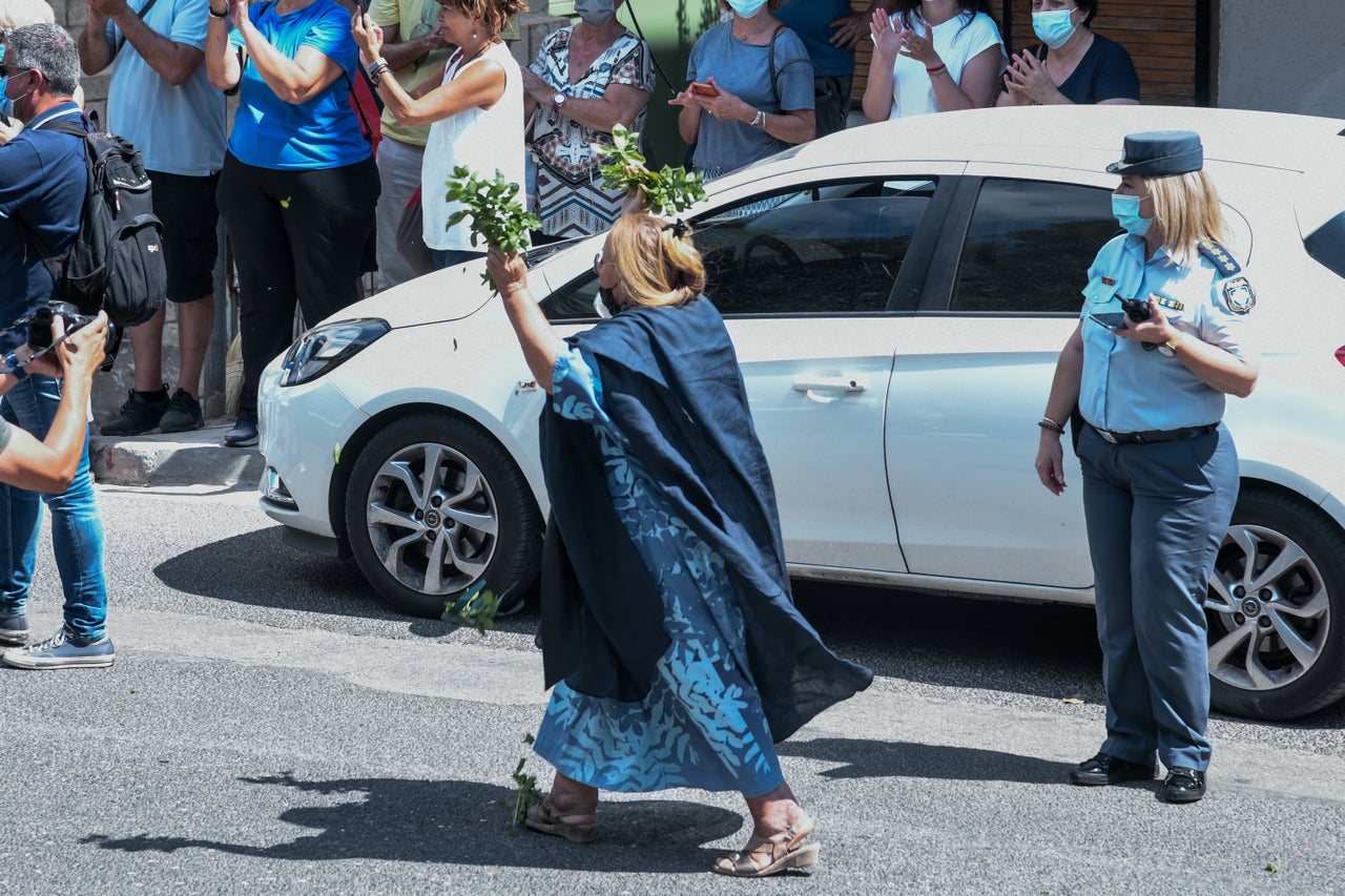 Πλήθος κόσμου έξω από το σπίτι του Μίκη Θεοδωράκη ενώ μεταφερόταν το φέρετρο