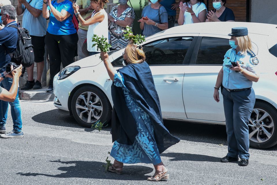 Πλήθος κόσμου έξω από το σπίτι του Μίκη Θεοδωράκη ενώ μεταφερόταν το