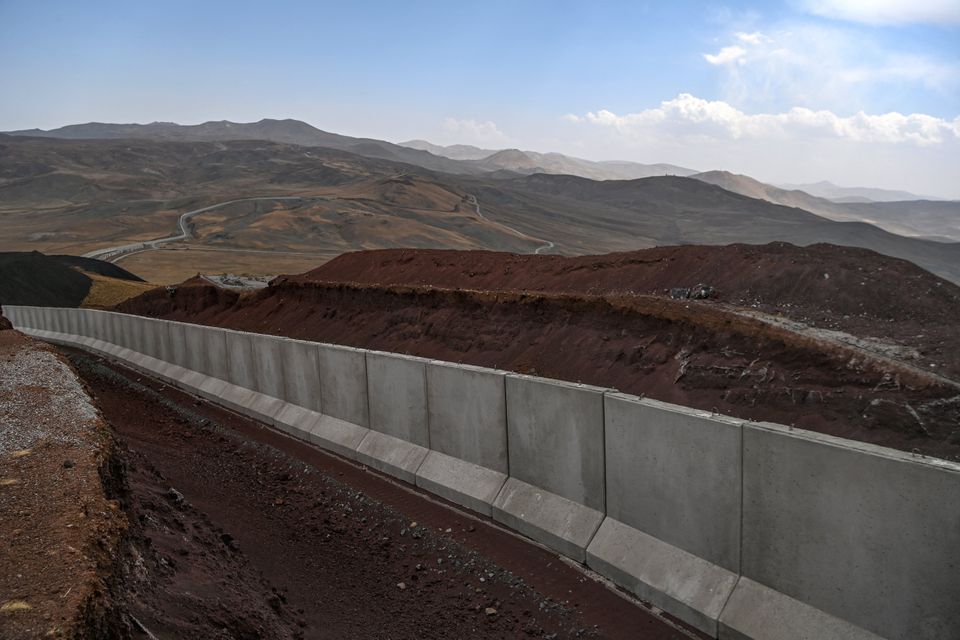 Muro prácticamente terminado en Caldiran, este de Turquía, en la frontera de Irán,...